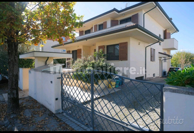 Villa seminuova di mq.350