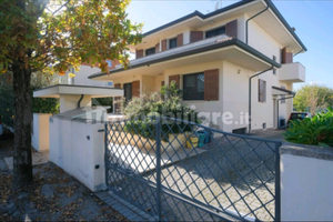 Villa seminuova di mq.350