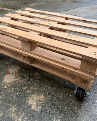 Tavolino con ruote fatto con 2 pallet in legno