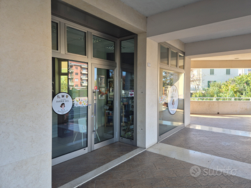 Locale commerciale 60 metri con magazzino