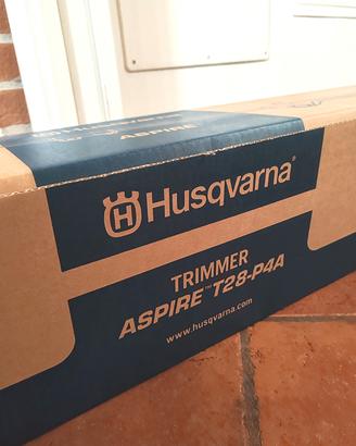 Nuovo decespugliatore a batteria Husqvarna T28-P4A