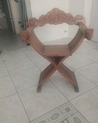 sedia con testa di leoni