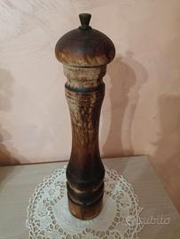 Vecchio macinapepe in legno vintage.