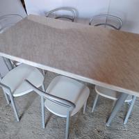 Tavolo sei posti bianco effetto marmo con sedie 