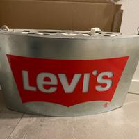 Insegna Levi’s illuminata