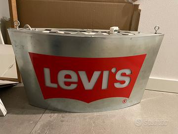 Insegna Levi’s illuminata