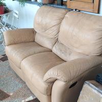 divano con poggiapiedi recrinabili