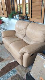 divano con poggiapiedi recrinabili