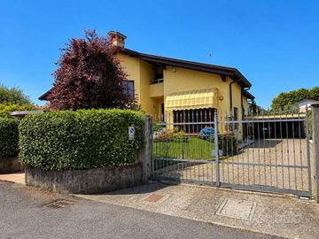 Villa di 350 m² con 3 locali e box auto doppio a L