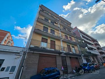 Via Palermo, luminoso trivani