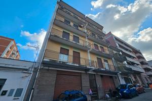 Via Palermo, luminoso trivani