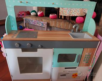 cucina in legno con tavolo e sedie