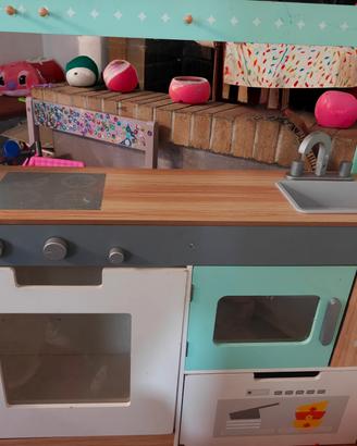 cucina in legno con tavolo e sedie