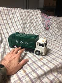 Camion spazzatura giocattolo