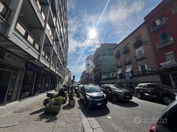 NEGOZIO A NAPOLI