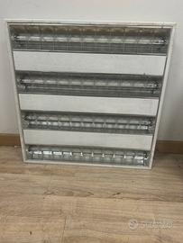 Plafoniera a griglia) di tipo fluorescente