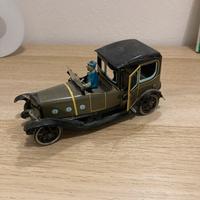 Auto d’epoca di latta da sistemare