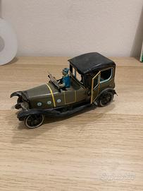 Auto d’epoca di latta da sistemare