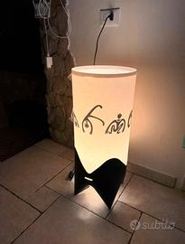 Lampada da terra con disegni