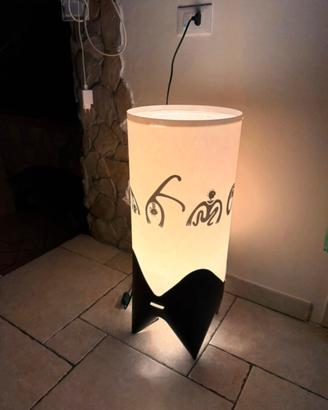 Lampada da terra con disegni