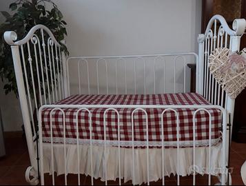 lettino, culla. Si può usare come divanetto 