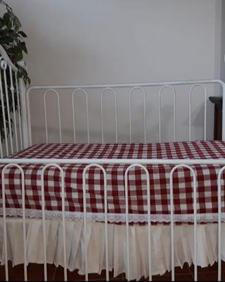 lettino, culla. Si può usare come divanetto 