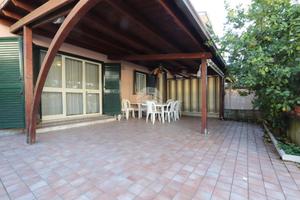 VILLA A SCHIERA D'ANGOLO A TORTORETO