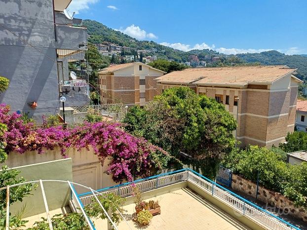 Viale del Bosco, tre livelli con terrazzi e box