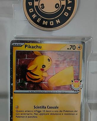 Pokémon Pikachu 051/162 + Coin Pokemon Day 2026