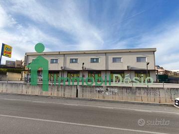 Immobile di 250 m² con 1 locale a Tito