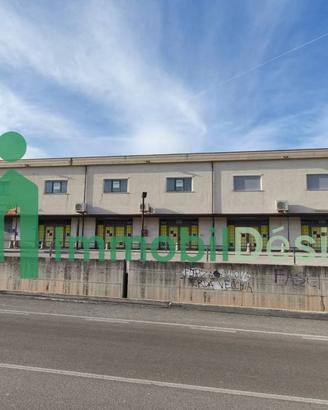 Immobile di 250 m² con 1 locale a Tito