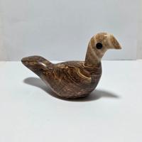 Scultura di uccellino intagliato in onice. 
