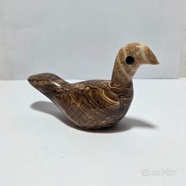 Scultura di uccellino intagliato in onice. 
