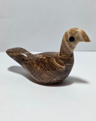 Scultura di uccellino intagliato in onice. 
