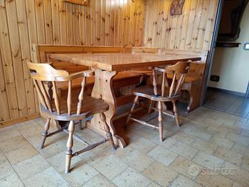Panca legno con tavolo e due sedie