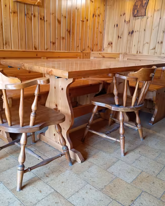Panca legno con tavolo e due sedie