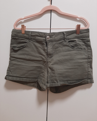 Pantaloncini corti verde militare "Stradivarius"