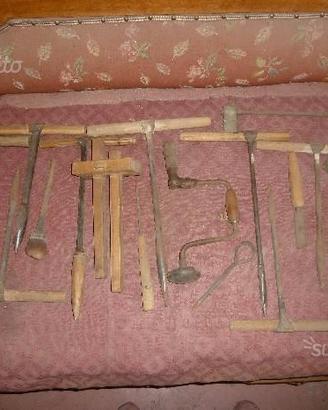Serie di antichi trapani a mano per legno