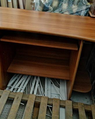 Scrivania in legno come nuova