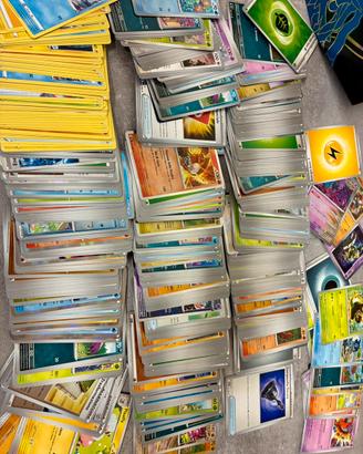 Lotto da oltre 1250 Carte Pokemon + omaggi