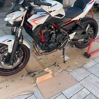 Kawasaki z650 con accessori