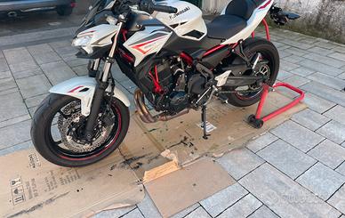 Kawasaki z650 con accessori