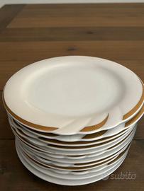 Servizio di piatti completo con bordo dorato