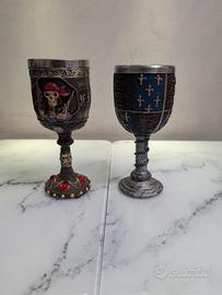 Coppia di Calici Decorativi: Pirata e Medievale