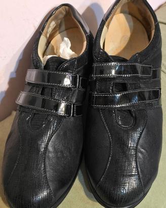 SCARPE DONNA SNEACKERS “LOREN”  IN PELLE NERA N. 4
