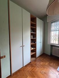 Armadio grande con scaffali – €250