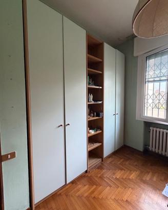 Armadio grande con scaffali – €250
