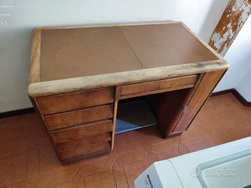 mobile vintage e macchina da cucire Necchi