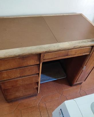 mobile vintage e macchina da cucire Necchi