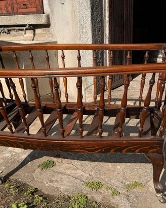 Antica culla in legno dei primo anni 1900